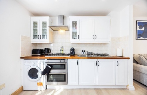 Cubitt Town House | Stylish 2-Bedroom House with Garden & 2 Smart TVs – A Rare London Gem!
