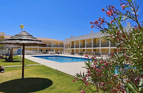 Vale de Parra Apartment | Stylish 2-bedroom air-conditioned apartment with communal pools, near the beach