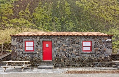 Calheta House | Stylish 2 Bedroom Stone House With Stunning Views, São Jorge, Azores (Vista)