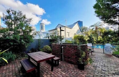 Spring Hill Apartment | Stylish 2-Level Loft, AC, Parking, Walk CBD & Fort