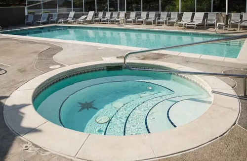 Westport Condo | ☀️Stylish 2bd @beach~King Bed~jetted tub~Dog friendly~Elevator