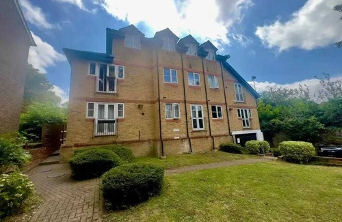 Copers Cope Apartment | Stylish 2BD Flat with Parking, Beckenham