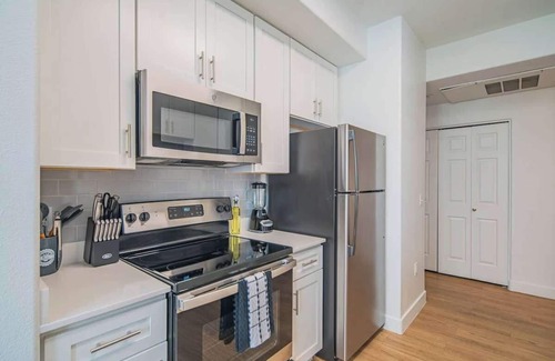 Glendale Sports and Entertainment District Apartment | Stylish 2BD Glendale Apt | King Bed + Free Parking