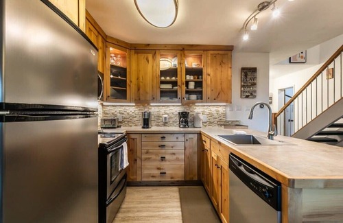 Carnelian Woods Condo | Stylish 2BD in Carnelian Bay