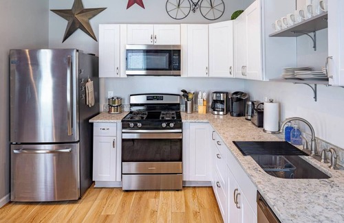 St. Louis House | Stylish 2BR/2BA House in The Grove w/Free Parking