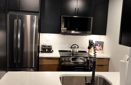 Radnor - Fort Myer Heights Apartment | Stylish 2BR Apt in Arlington, VA. Minutes from Washington D.C.