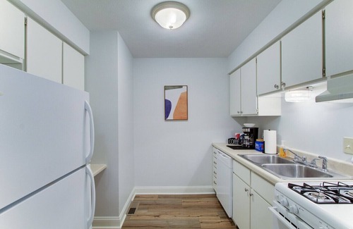 North Canton Apartment | Stylish 2BR Apt w/Parking, Near Airport