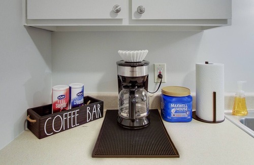 North Canton Apartment | Stylish 2BR Apt w/Parking, Near Airport