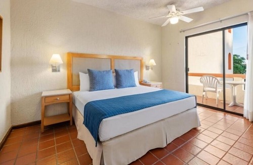 Campo de Golf Fonatur Hotel | Stylish 2BR Condo Steps to Punta Sur Golf Course