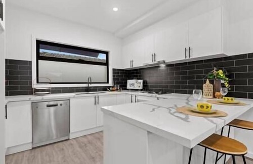 Preston Apartment | Stylish 2BR – Close to CBD, Airport + Car Park