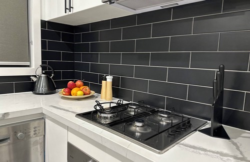 Preston Apartment | Stylish 2BR – Close to CBD, Airport + Car Park