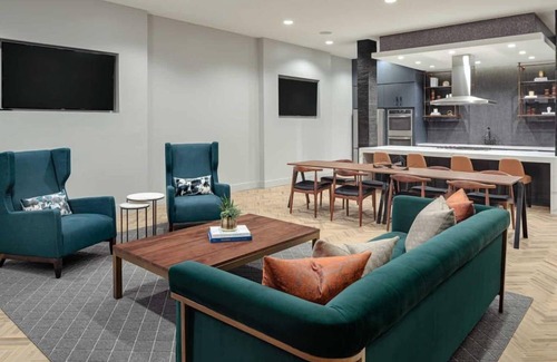 Addison Condo | Stylish 2BR Condo at AMLI Addison w Pool