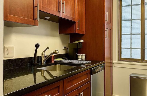 Center City Apartment | Stylish 2BR | Downtown Hub | 4Beds | Near JFKPlaza