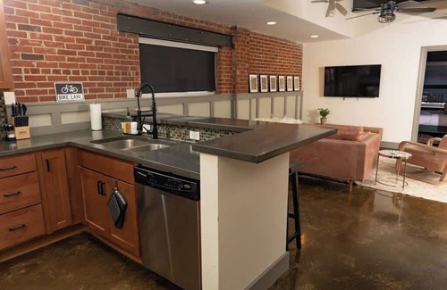 Roanoke Apartment | Stylish 2BR downtown luxury