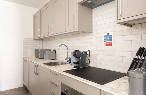 Brighton House | Stylish 2BR Home Sleeps 8 Free Parking 8 Mins to Beach & City Centre