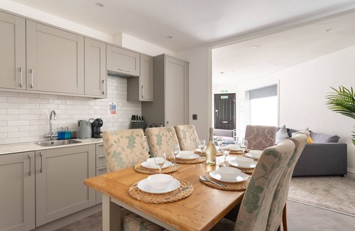 Brighton House | Stylish 2BR Home Sleeps 8 Free Parking 8 Mins to Beach & City Centre