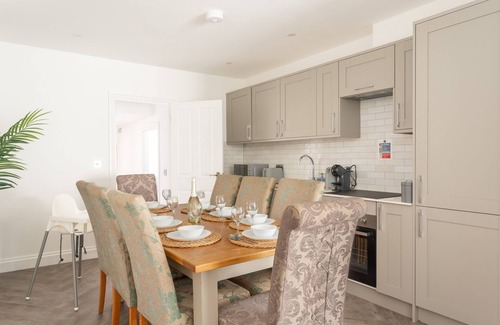 Brighton House | Stylish 2BR Home Sleeps 8 Free Parking 8 Mins to Beach & City Centre