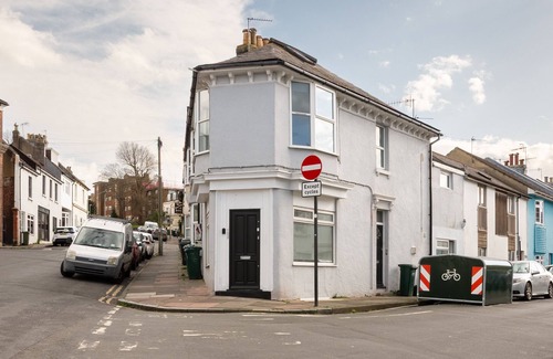 Brighton House | Stylish 2BR Home Sleeps 8 Free Parking 8 Mins to Beach & City Centre