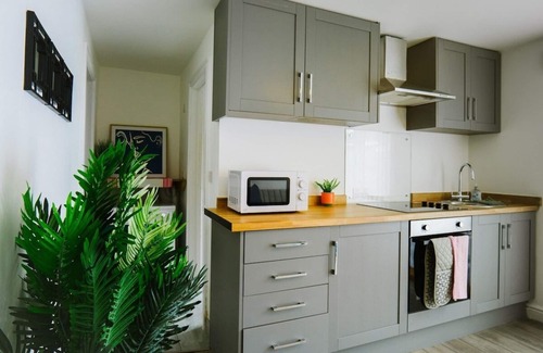 Brighton Apartment | Stylish 2BR Flat | 24-mins to Brighton Stn. | ST