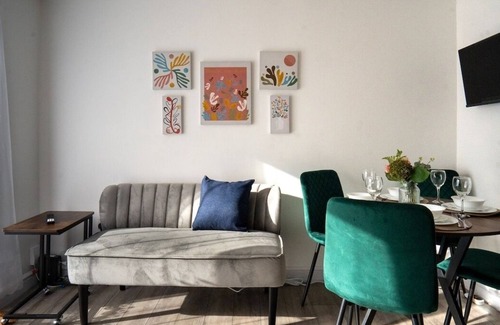 Brighton Apartment | Stylish 2BR Flat | 24-mins to Brighton Stn. | ST
