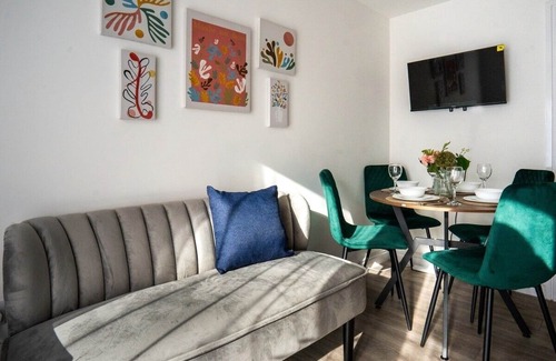 Brighton Apartment | Stylish 2BR Flat | 24-mins to Brighton Stn. | ST