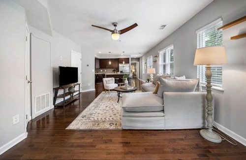 Mount Auburn Apartment | Stylish 2BR near City Center | OTR, UC, Zoo