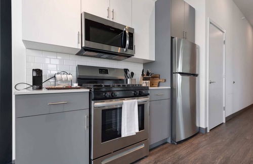West Loop Apartment | Stylish 2BR Retreat in Fulton Market for Getaways