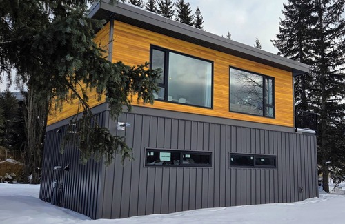East Kootenay House | Stylish 2BR | River & Views | 5 Min Fernie and Resort