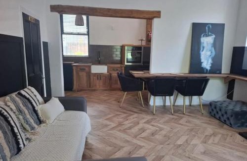 Rochdale House | Stylish 2BR Stay with Hot Tub & Private Garden