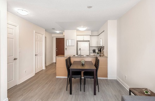 Downtown Mississauga Condo | Stylish 2BR with Great View/Steps from Square One