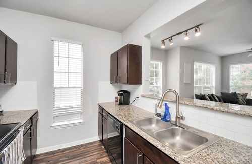 South Central Houston Apartment | Stylish 3 Bd W/Pool & Gym NRG Rodeo HTX Med Centr