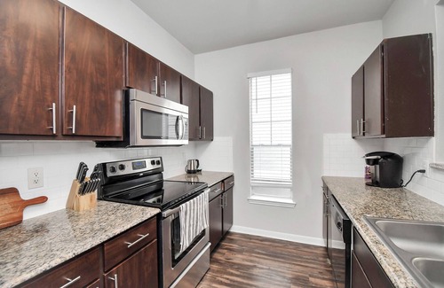 South Central Houston Apartment | Stylish 3 Bd W/Pool & Gym NRG Rodeo HTX Med Centr