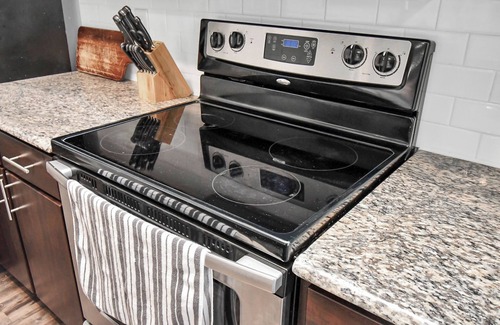 South Central Houston Apartment | Stylish 3 Bd W/Pool & Gym NRG Rodeo HTX Med Centr