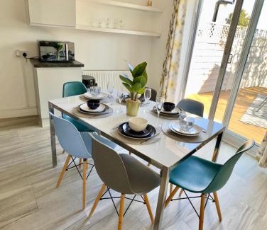 London Borough of Bromley Apartment | Stylish 3-Bed Executive Home Chislehurst, BR7