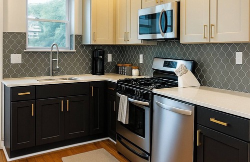 South Philadelphia House | Stylish 3 Bed Near Center City I Exposed Brick+Art
