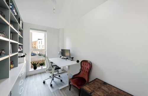 Southgate Apartment | Stylish 3-Bed Townhouse with 3 Baths in Southgate