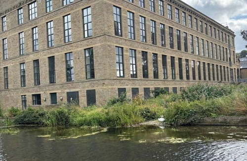 Apperley Bridge Apartment | Stylish 3-Bedroom Mill Conversion near Leeds