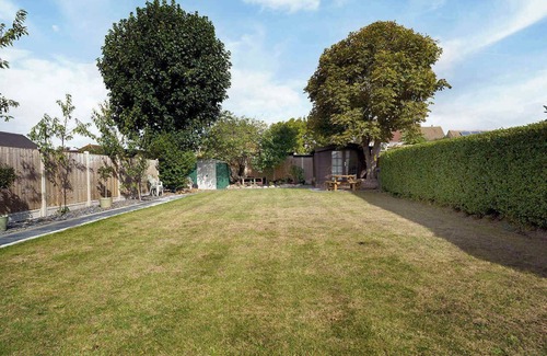 Dagenham House | Stylish 3-Bedroom Bungalow in London
