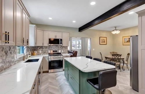 Edgewater House | Stylish 3 Bedroom 3 Full Bathrooms Near Lake Erie