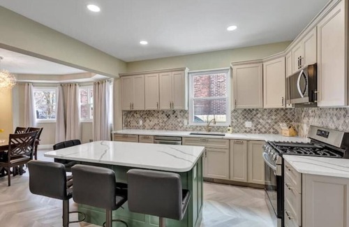 Edgewater House | Stylish 3 Bedroom 3 Full Bathrooms Near Lake Erie