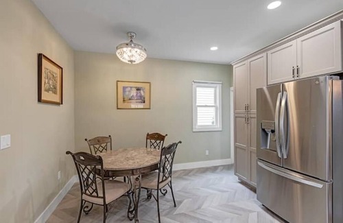 Edgewater House | Stylish 3 Bedroom 3 Full Bathrooms Near Lake Erie