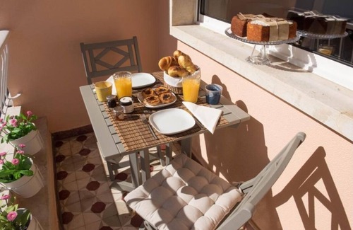 Carcavelos Apartment | Stylish 3-Bedroom Apt with Balcony, Steps from Carcavelos Beach and Shopping.