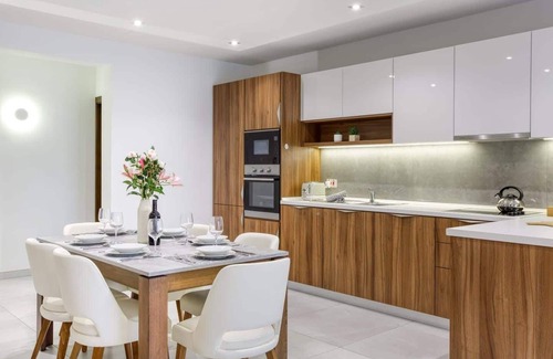 Swieqi Apartment | ✨ Stylish 3-bedroom in Swieqi 🇲🇹 — just minutes from beaches 🌊, restaurants 🍴 & nightlife 🎶. The perfect Malta getaway for families & friends 🏡🌞!
