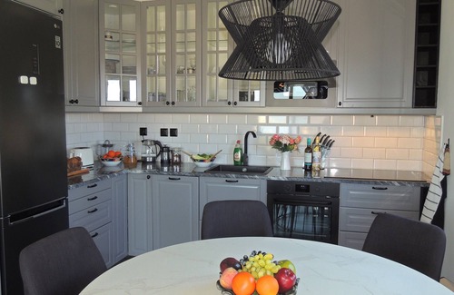 Plaka Villa | Stylish 3 bedroom villa, private pool, sea views, walk to tavernas and beach.