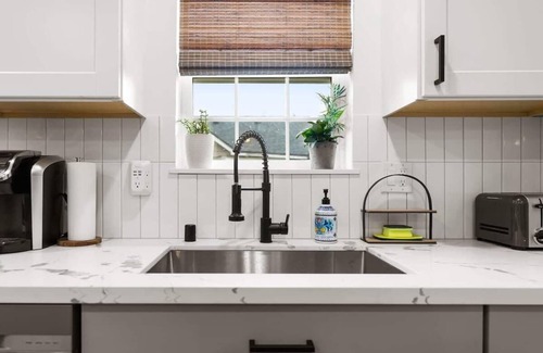 Vancouver House | Stylish 3BR | 2mi to Waterfront + Fenced Yard