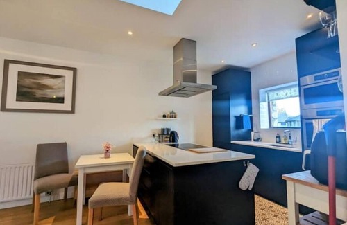 Sandycove House | Stylish 3BR Dun Laoghaire Home Nr. Beach & Train