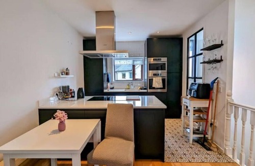 Sandycove House | Stylish 3BR Dun Laoghaire Home Nr. Beach & Train