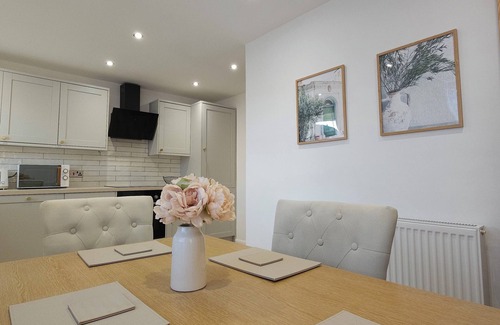 Milton Keynes House | Stylish 3BR Entire Home | Full Kitchen + Lounge | Sleeps 6