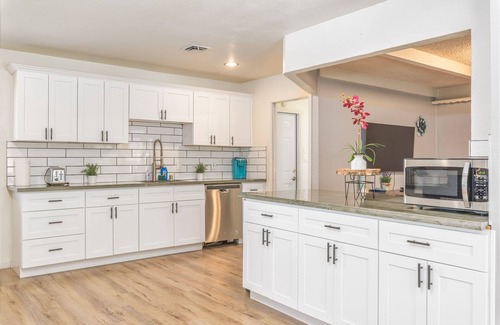 Florin House | Stylish 3BR Haven with Pool/PingPong