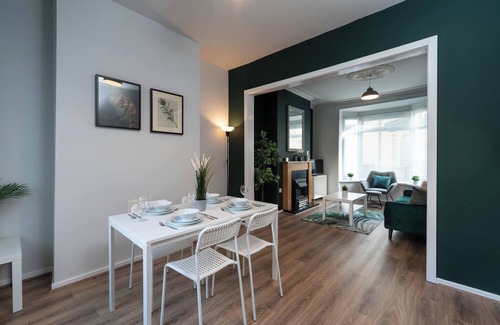 Hull Ski Chalet | Stylish 3BR House in Hull Sleeps 5
